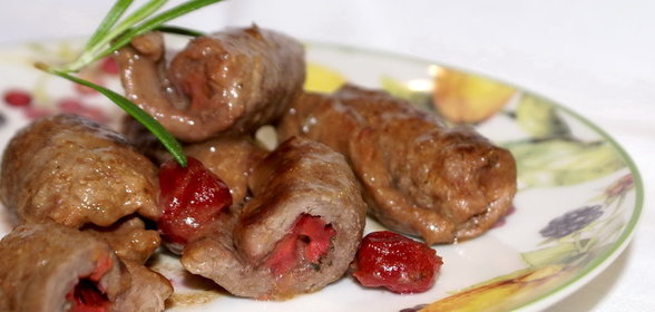 Мясные рулетики с вишней, бальзамом и корицей