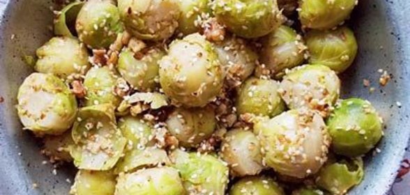 Брюссельская капуста с орехами и кунжутом