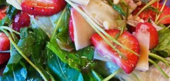 Салат с клубникой