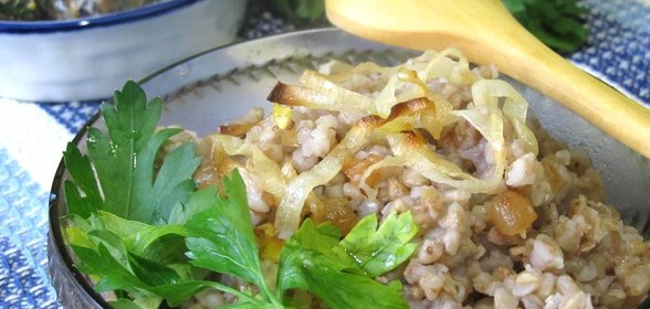 Гречка с салом и луком-пореем