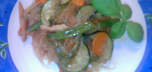 Стеклянная вермишель с индюшкой и овощами