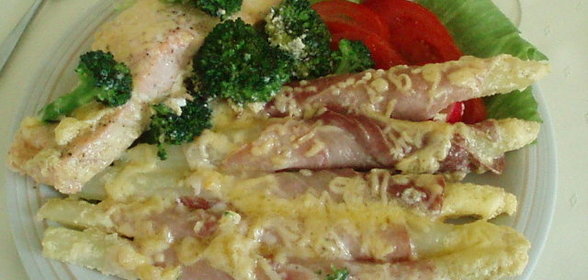 Спаржа в обёртке из ветчины с лососем