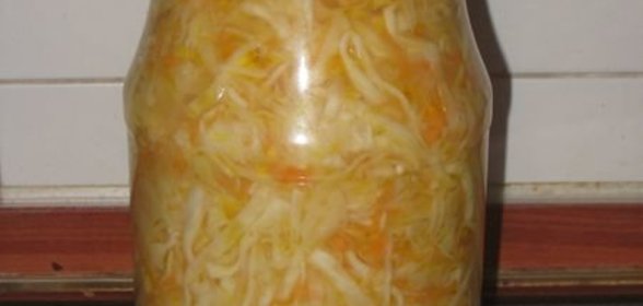 Маринованная капуста с яблоками