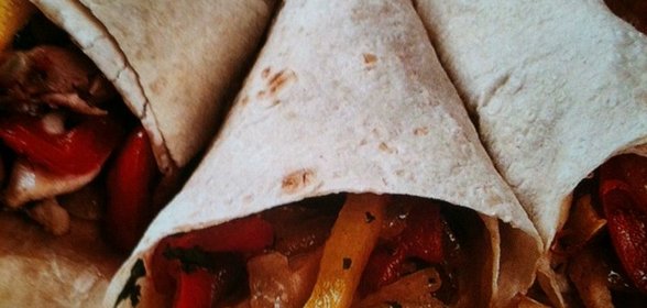 Тако с курицей и соусом сальса