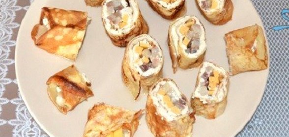 Роллы из блинов с селедкой и творожным сыром