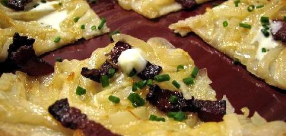 Пирог с беконом и луком
