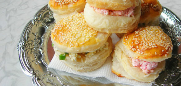 Булочки из слоеного теста, с творогом и кунжутом