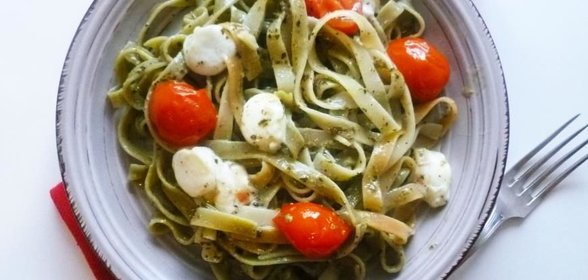 Паста со шпинатом, песто и моцареллой