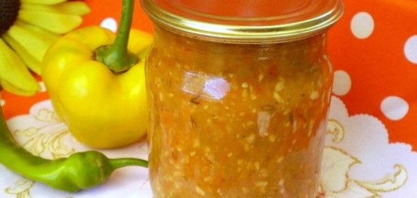 Аджика из помидоров и перца с чесноком