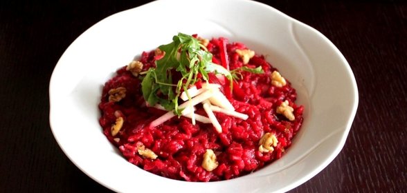 Свекольное ризотто с яблоком, грецким орехом и сыром бри