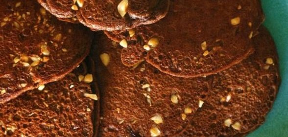 Шоколадные блинчики с орешками
