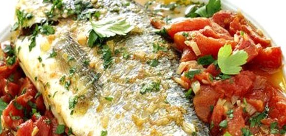Морской лещ с томатами