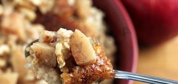 Ночная овсяная каша с яблоками и орехами в мультиварке