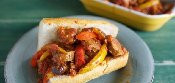 Брускетта с сосисками и болгарским перцем