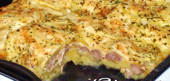 Запеканка с картофелем, свининой, кабачком и сыром