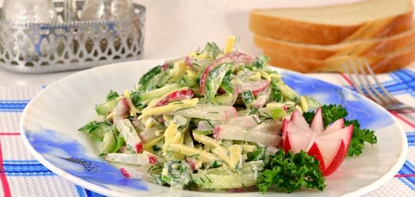 Салат из свежих огурцов с редисом и сыром