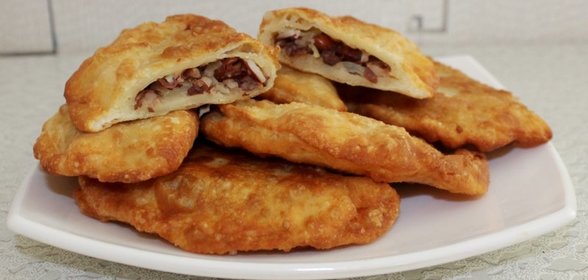 Пикантные чебуреки с фасолью