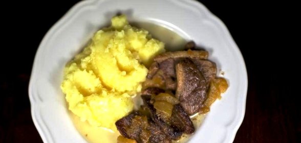 Тушеное мясо утки с яблоками