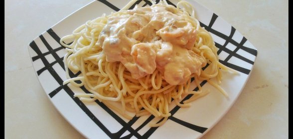 Спагетти в сливочном соусе с креветками