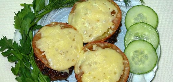 Рубленый шницель с помидором и сыром