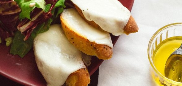 Салат с гренками и козьим сыром