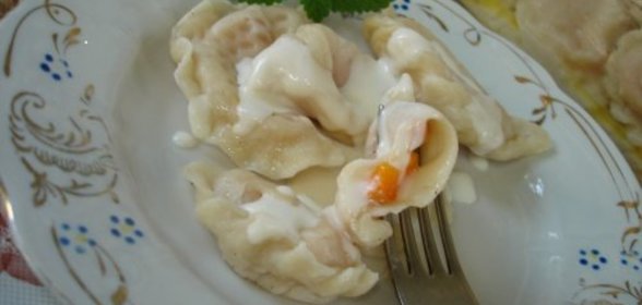 Вареники с абрикосами под сметанно-ванильным соусом и корицей