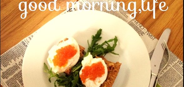 Яйца пашот на тостах с красной икрой и рукколой