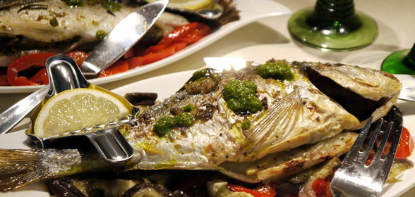 Цитрусовая дорада, запеченная в рукаве на баклажаново-паприковой подушке