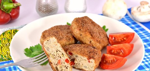 Куриные котлеты с баклажанами, грибами и сладким перцем