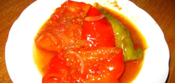 Перец жареный в томатном соусе
