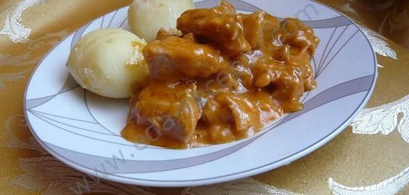 Гуляш из свинины со сметаной