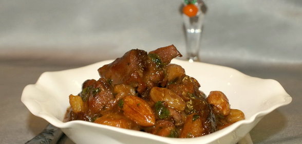 Индейка в вине с сухофруктами и миндалем