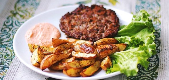 Сербская плескавица с соусом