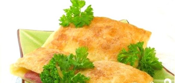 Слоеные пирожки с ветчиной и сыром
