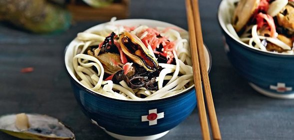 Лапша с водорослями и мидиями