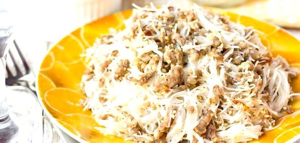 Рисовая лапша со свиным фаршем и кунжутом