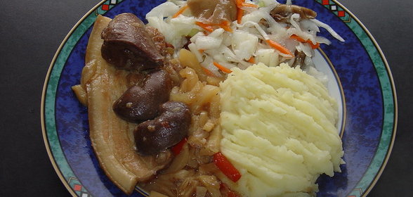 Бекон с сердечком и почками в луковом соусе
