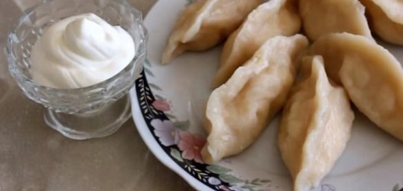 Вареники с творогом и карамелизованными яблоками