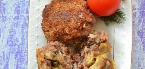 Запеченные котлеты с грибами и сыром