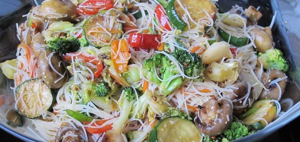 Вьетнамский салат из рисовой лапши с овощами