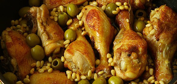 Курица с оливками и кедровыми орехами