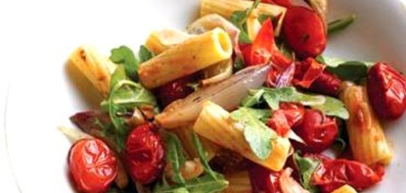 Паста с жареными овощами и аругулой