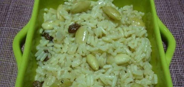 Рисовый плов с миндалем и изюмом