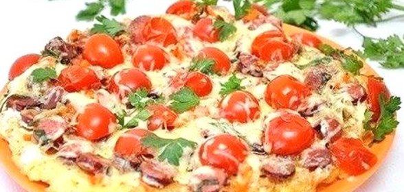 Картофельная пицца с колбасками