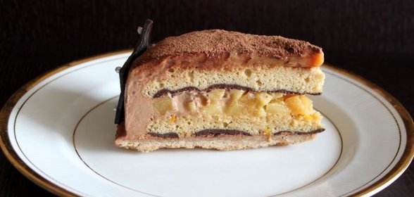 Шоколадный торт с пряными яблоками и карамелью