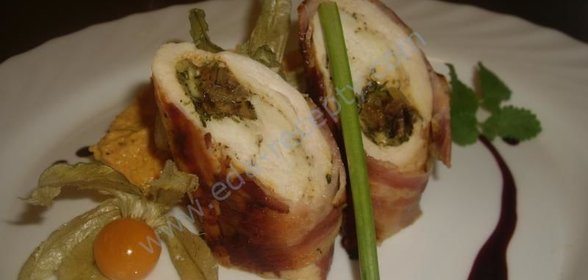 Рулетики из бекона с курицей и грибами