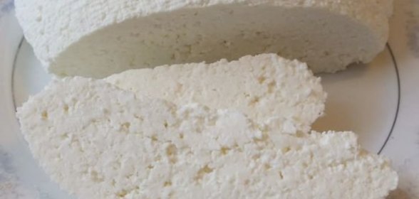 Горячие бутерброды с салатом из копченой рыбы и помидорами