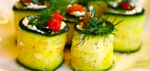 Рулетики из цукини с копченой семгой