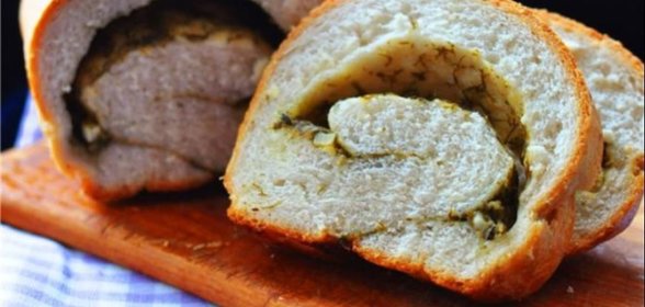 Чесночный хлеб-рулет