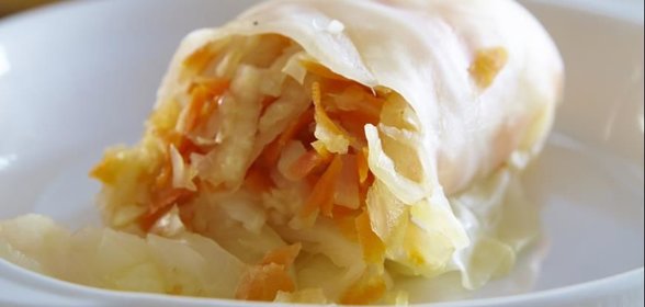 Жгучие маринованные голубцы с овощами